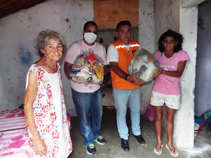 Município faz entrega de cestas de alimentos, roupas, e colchões as famílias dos Bairros Barragem e Cristo Rei  - Imagem 20