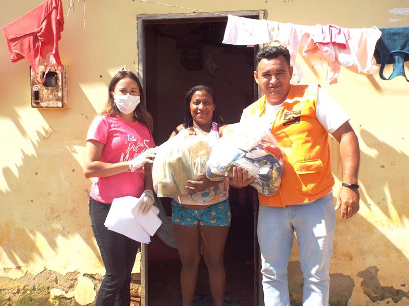 Município faz entrega de cestas de alimentos, roupas, e colchões as famílias dos Bairros Barragem e Cristo Rei  - Imagem 58