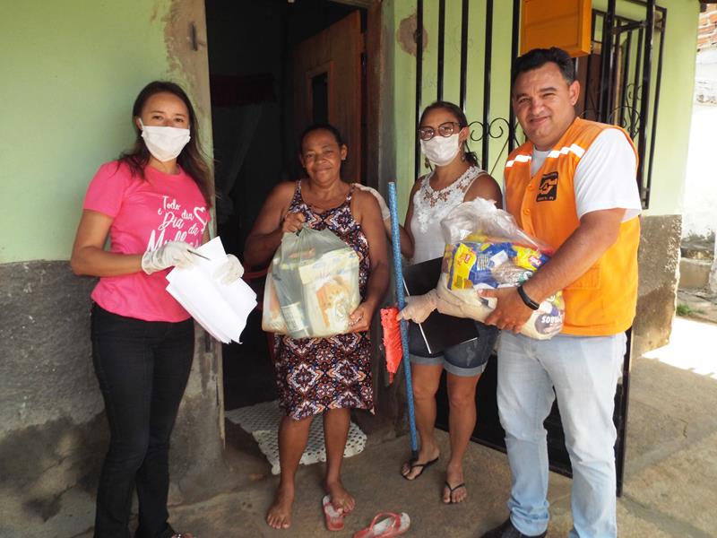Município faz entrega de cestas de alimentos, roupas, e colchões as famílias dos Bairros Barragem e Cristo Rei  - Imagem 45