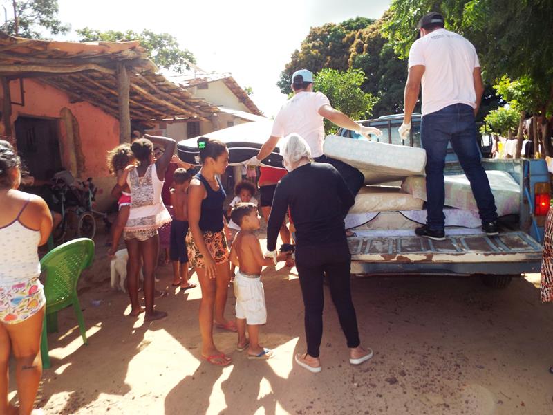 Município faz entrega de cestas de alimentos, roupas, e colchões as famílias dos Bairros Barragem e Cristo Rei  - Imagem 69