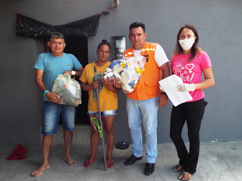 Município faz entrega de cestas de alimentos, roupas, e colchões as famílias dos Bairros Barragem e Cristo Rei  - Imagem 48