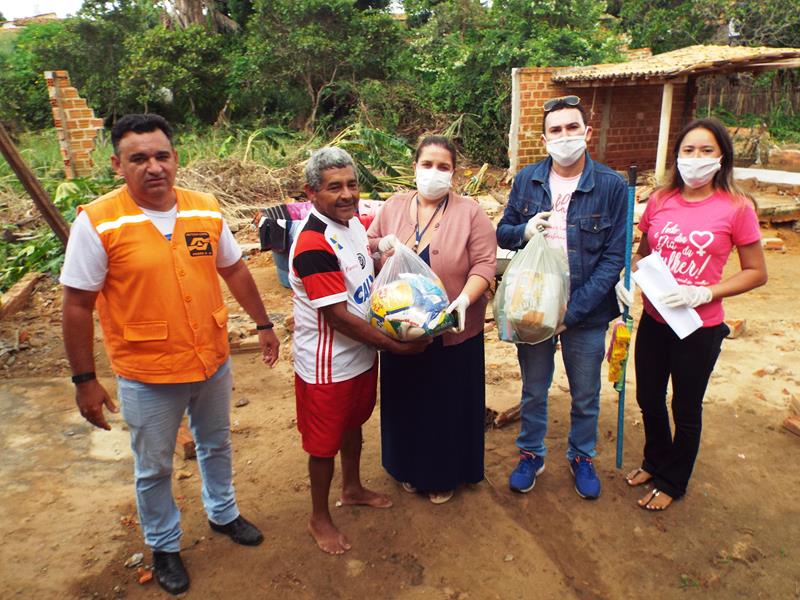 Município faz entrega de cestas de alimentos, roupas, e colchões as famílias dos Bairros Barragem e Cristo Rei  - Imagem 27