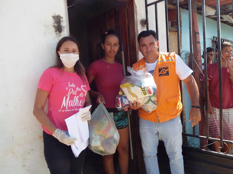 Município faz entrega de cestas de alimentos, roupas, e colchões as famílias dos Bairros Barragem e Cristo Rei  - Imagem 53