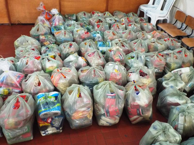 Município faz entrega de cestas de alimentos, roupas, e colchões as famílias dos Bairros Barragem e Cristo Rei  - Imagem 4