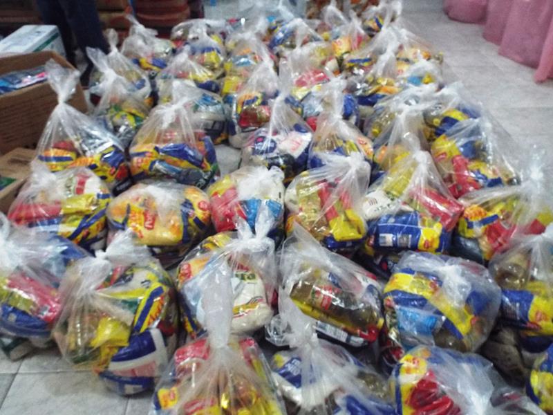 Município faz entrega de cestas de alimentos, roupas, e colchões as famílias dos Bairros Barragem e Cristo Rei  - Imagem 7