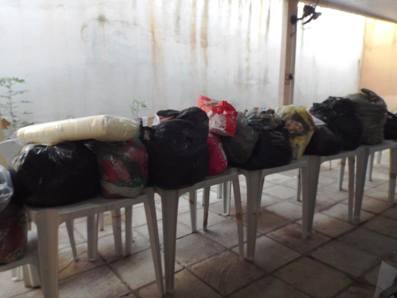 Município faz entrega de cestas de alimentos, roupas, e colchões as famílias dos Bairros Barragem e Cristo Rei  - Imagem 8