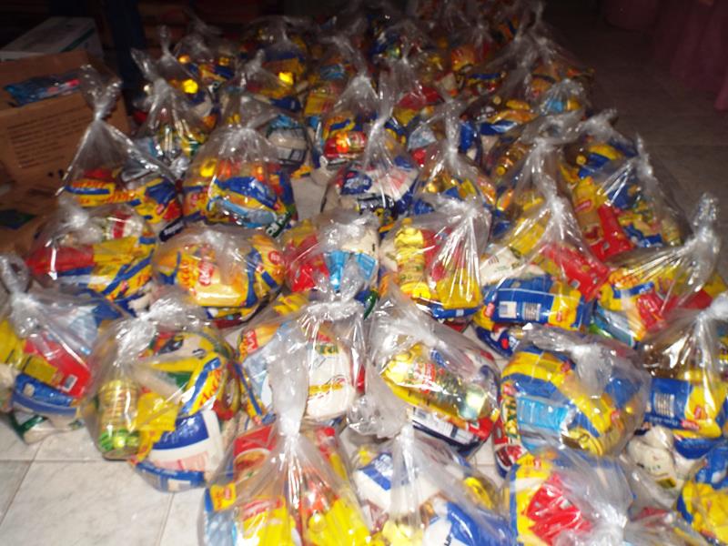 Município faz entrega de cestas de alimentos, roupas, e colchões as famílias dos Bairros Barragem e Cristo Rei  - Imagem 6