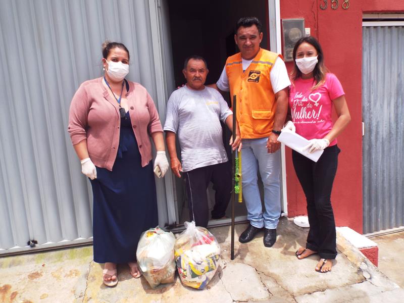 Município faz entrega de cestas de alimentos, roupas, e colchões as famílias dos Bairros Barragem e Cristo Rei  - Imagem 40