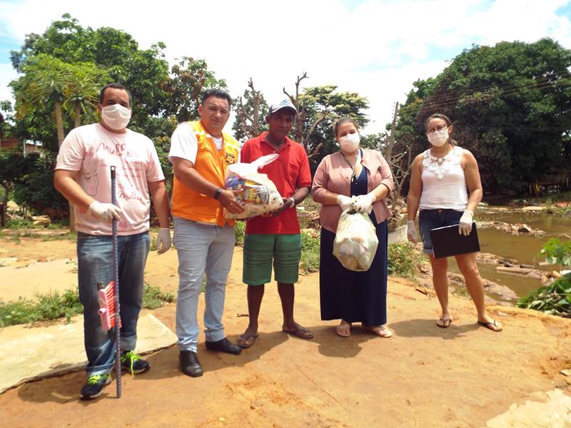 Município faz entrega de cestas de alimentos, roupas, e colchões as famílias dos Bairros Barragem e Cristo Rei  - Imagem 42