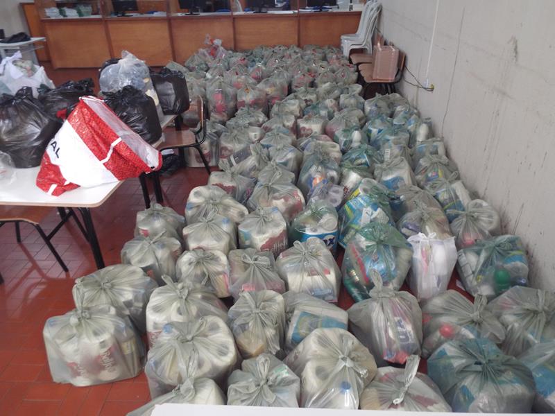 Município faz entrega de cestas de alimentos, roupas, e colchões as famílias dos Bairros Barragem e Cristo Rei  - Imagem 2