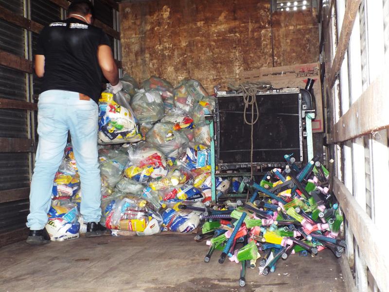 Município faz entrega de cestas de alimentos, roupas, e colchões as famílias dos Bairros Barragem e Cristo Rei  - Imagem 14