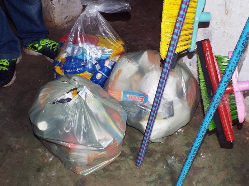 Município faz entrega de cestas de alimentos, roupas, e colchões as famílias dos Bairros Barragem e Cristo Rei  - Imagem 23
