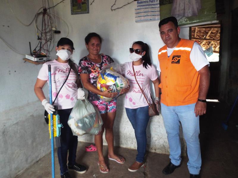 Município faz entrega de cestas de alimentos, roupas, e colchões as famílias dos Bairros Barragem e Cristo Rei  - Imagem 16