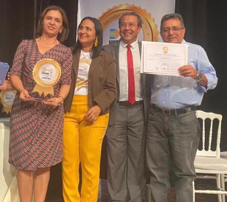 Prefeito Genival Bezerra e primeira-dama participam da entrega do Selo Undime de Alfabetização