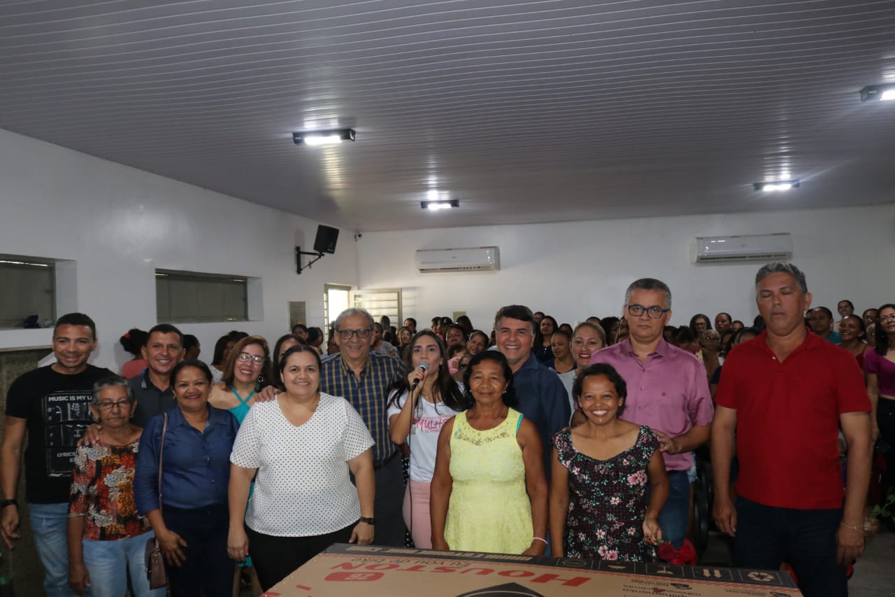 Mulheres de Monsenhor Gil ganham big festa em seu dia - Imagem 20