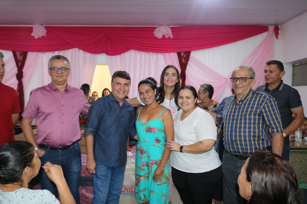 Mulheres de Monsenhor Gil ganham big festa em seu dia - Imagem 16