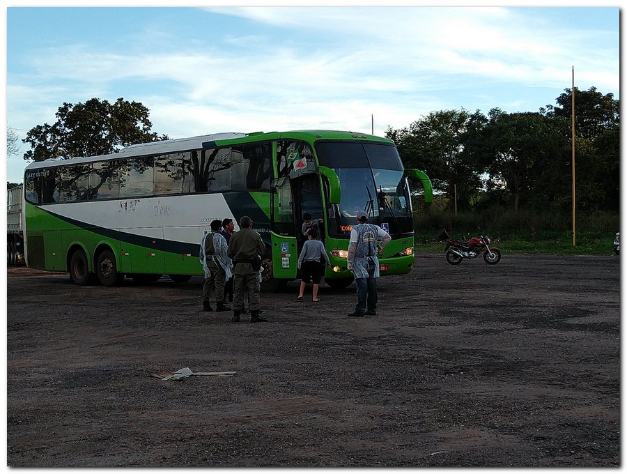 Mais um ônibus foi abordado pela equipe da saúde na tarde dessa segunda-feira (20) - Imagem 1