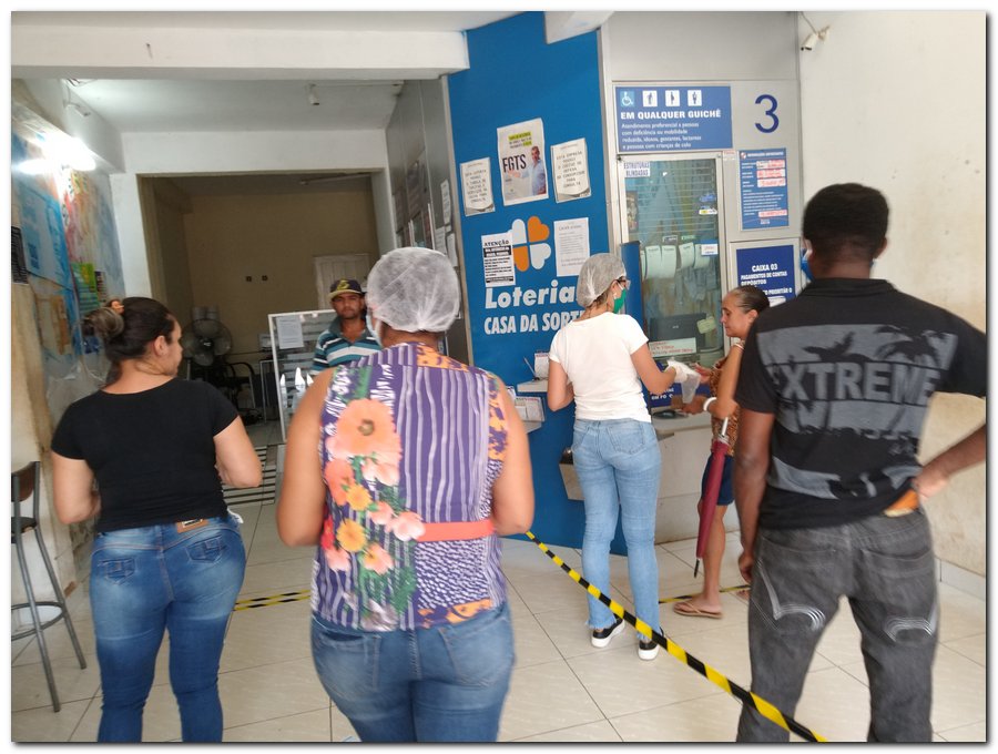 Equipe de profissionais da Secretaria Municipal de Saúde distribuem mascaras  - Imagem 2