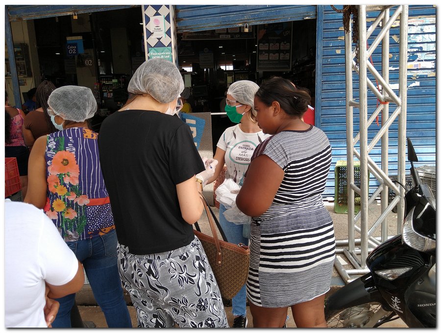 Equipe de profissionais da Secretaria Municipal de Saúde distribuem mascaras  - Imagem 14