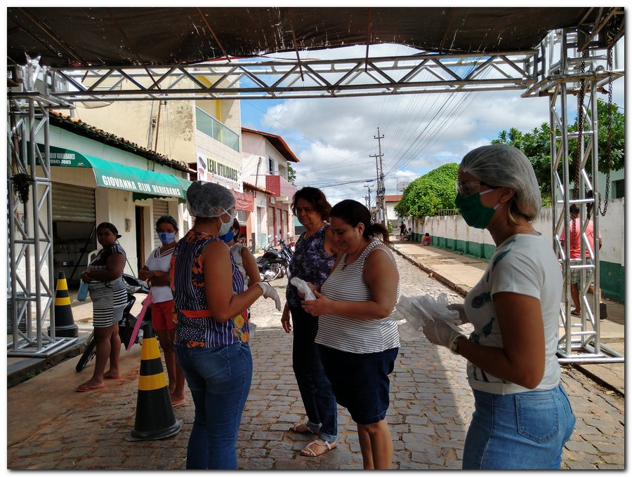 Equipe de profissionais da Secretaria Municipal de Saúde distribuem mascaras  - Imagem 12