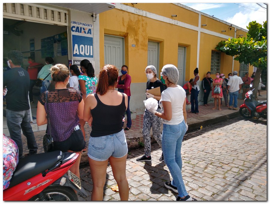 Equipe de profissionais da Secretaria Municipal de Saúde distribuem mascaras  - Imagem 6