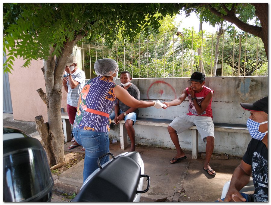 Equipe de profissionais da Secretaria Municipal de Saúde distribuem mascaras  - Imagem 1