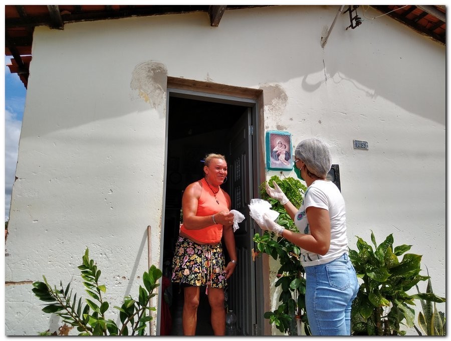 Equipe de profissionais da Secretaria Municipal de Saúde distribuem mascaras 