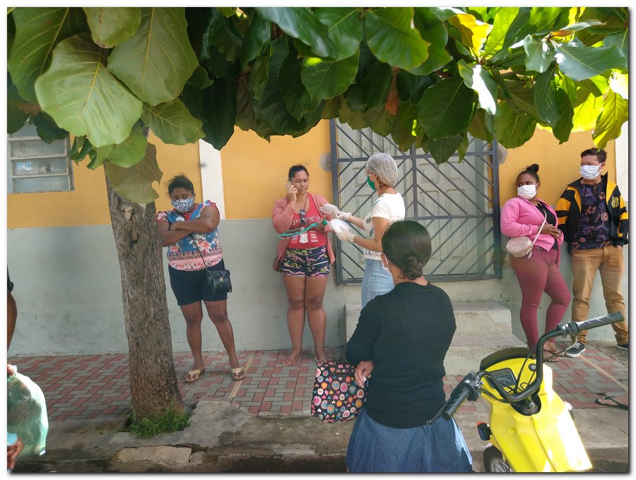 Equipe de profissionais da Secretaria Municipal de Saúde distribuem mascaras  - Imagem 11