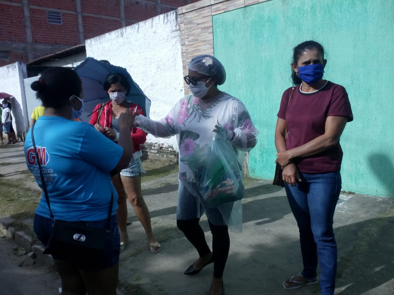 Prefeito faz distribuição de máscaras e apela para quem for sair de casa que use as mesmas - Imagem 6