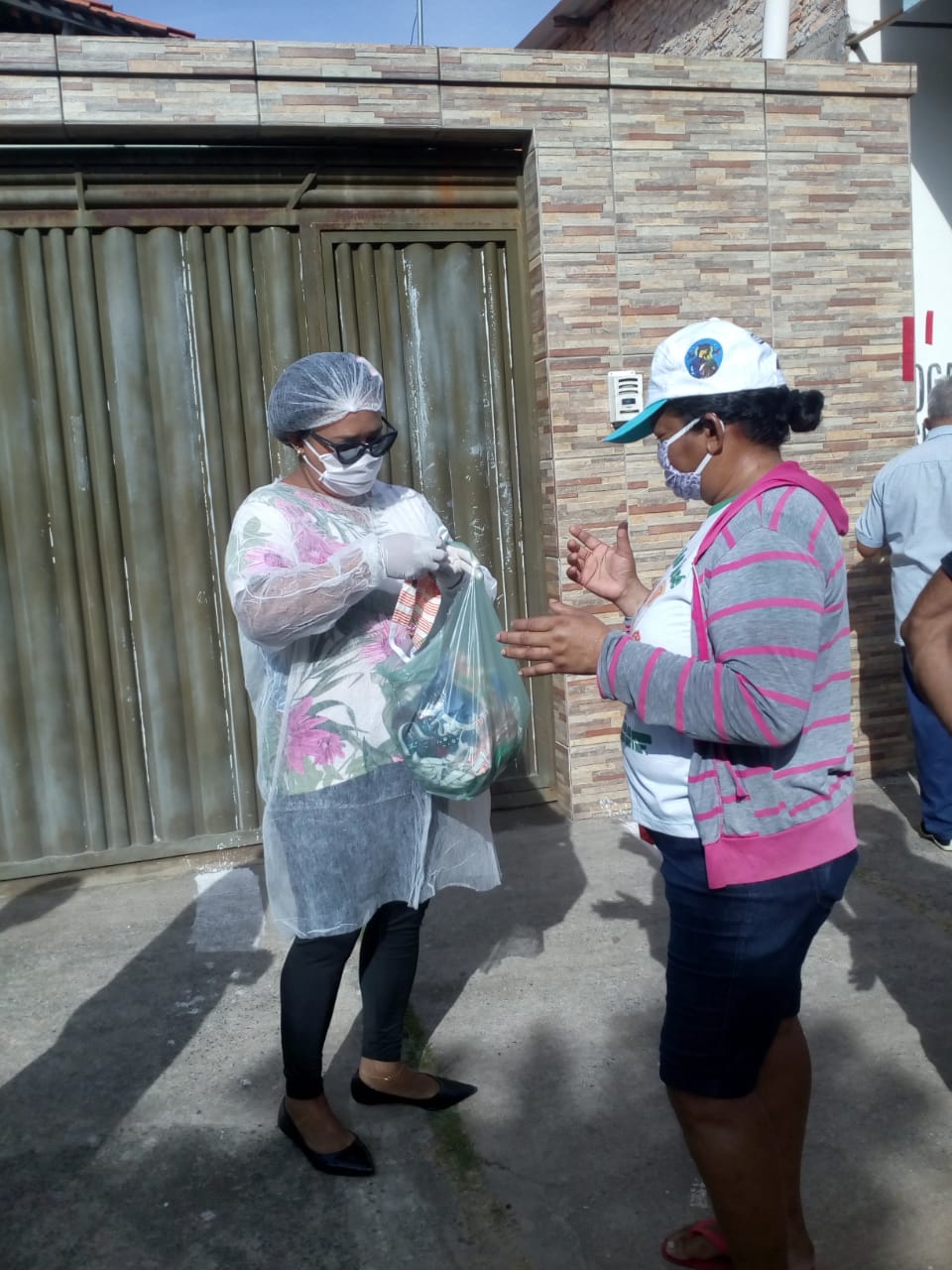 Prefeito faz distribuição de máscaras e apela para quem for sair de casa que use as mesmas - Imagem 4