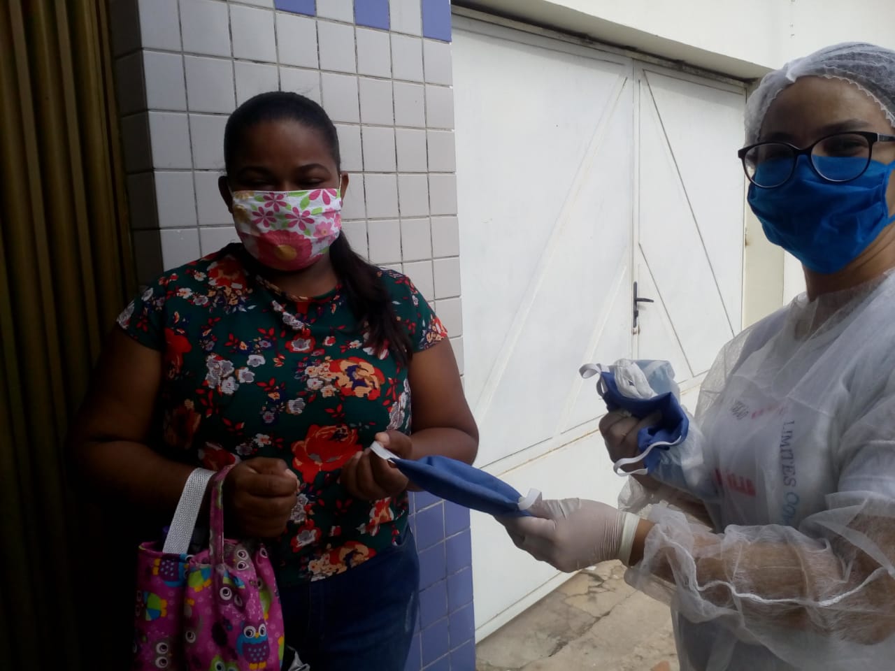 Prefeito faz distribuição de máscaras e apela para quem for sair de casa que use as mesmas - Imagem 2