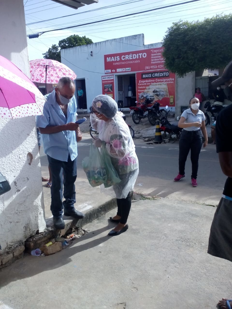 Prefeito faz distribuição de máscaras e apela para quem for sair de casa que use as mesmas