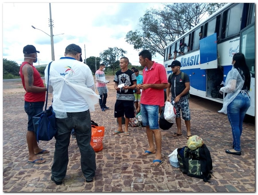 Equipe da Sáude de Inhuma abordam ônibus clandestinos que chegaram de São Paulo