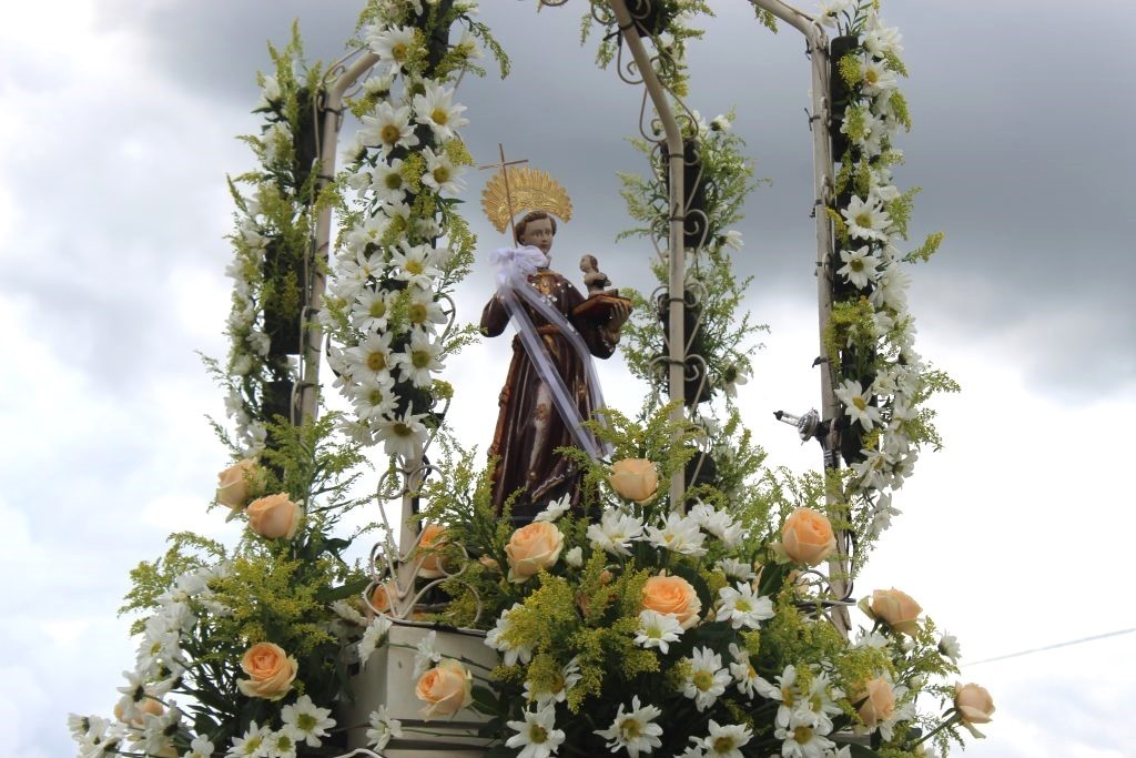 Santo Antonio visita famílias levando a esperança por dias melhores em Campo Maior