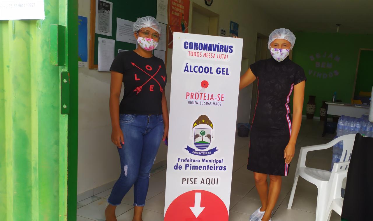 Distribuição de totens com álcool em gel pelos locais públicos de Pimenteiras  - Imagem 1