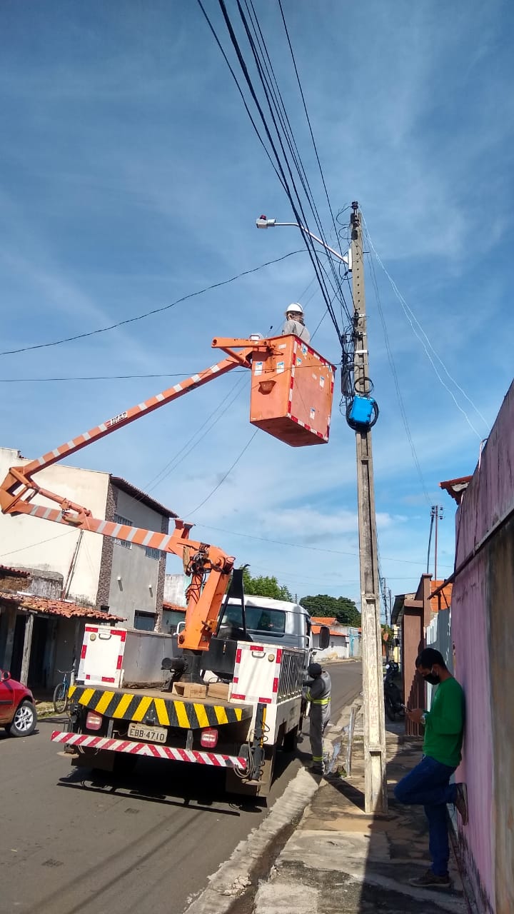 Prefeitura de Água Branca realiza manutenção do sistema de iluminação nos bairros Compasa e Campo Novo - Imagem 2