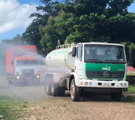 Equipes realizam sanitização nas ruas da cidade 