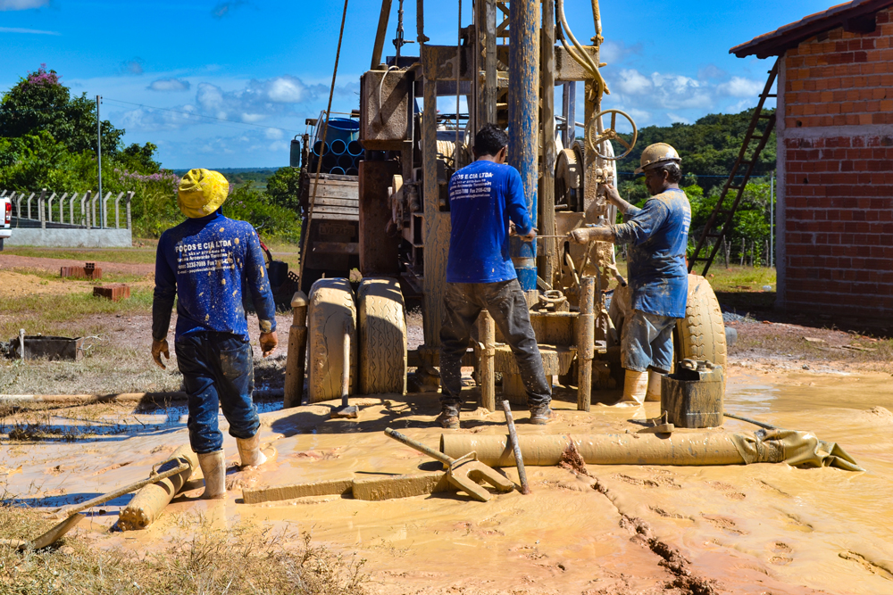 Prefeito Genival Bezerra visita o andamento da obra de perfuração de poço tubular - Imagem 3
