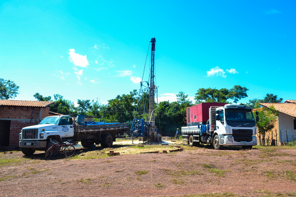 Prefeito Genival Bezerra visita o andamento da obra de perfuração de poço tubular - Imagem 1