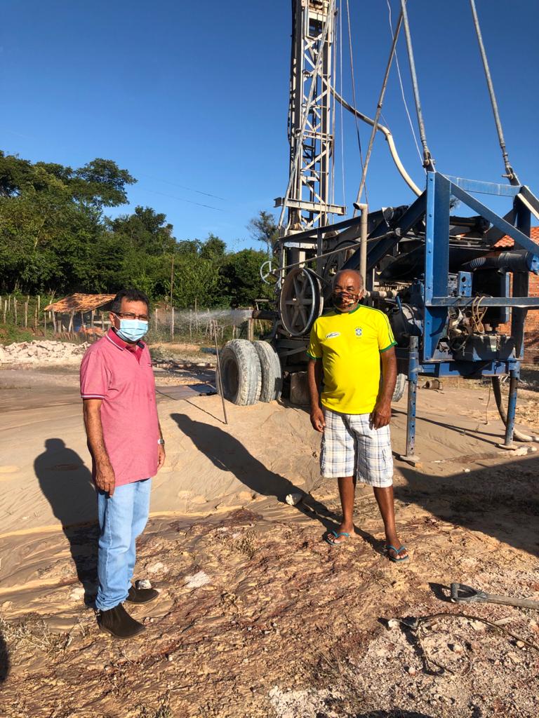 Prefeito Genival Bezerra visita o andamento da obra de perfuração de poço tubular - Imagem 2
