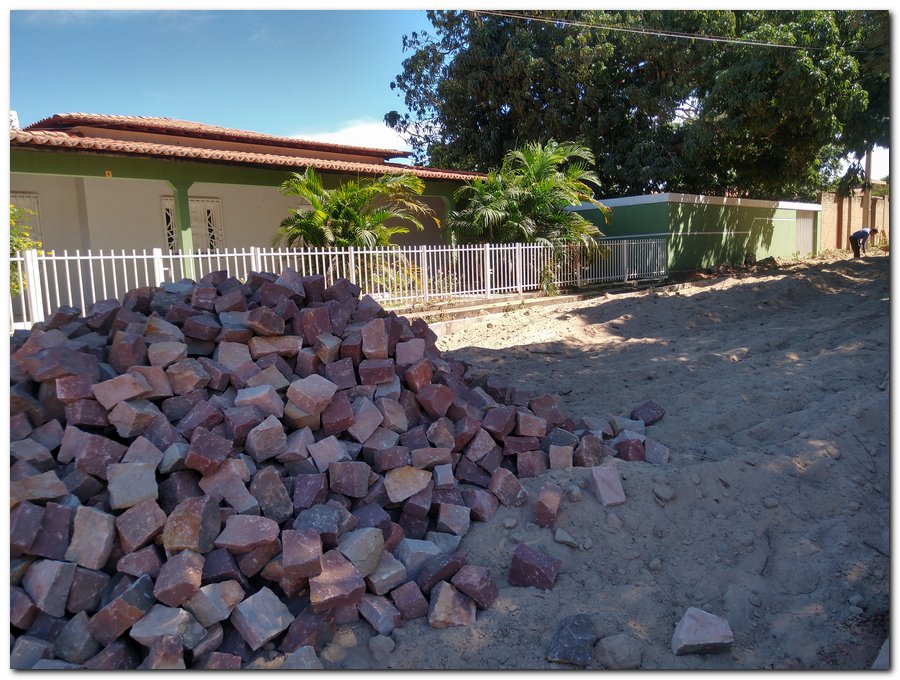 Bairro Senhora é beneficiado com calçamento - Imagem 2