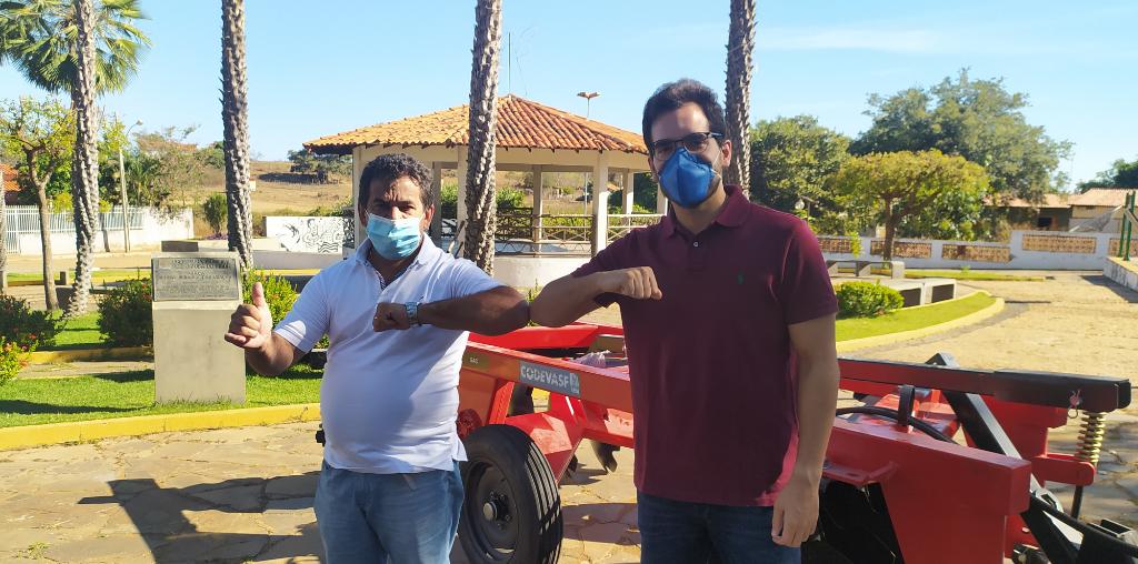 Prefeito Zé Carlos entrega trator zero KM para os agricultores de Jatobá do Piauí - Imagem 2
