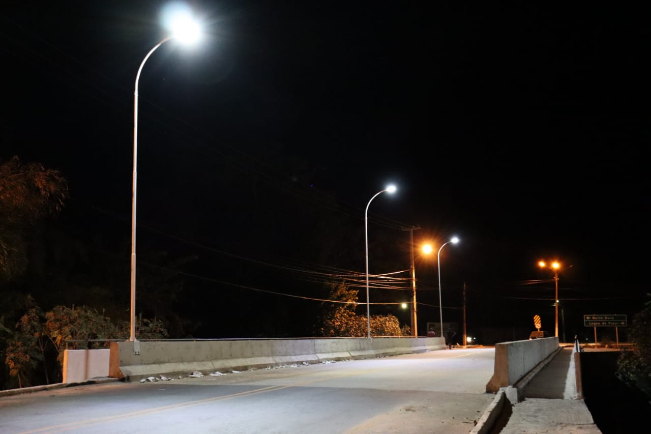 Prefeitura de Monsenhor Gil ilumina ponte de acesso ao centro do município - Imagem 1
