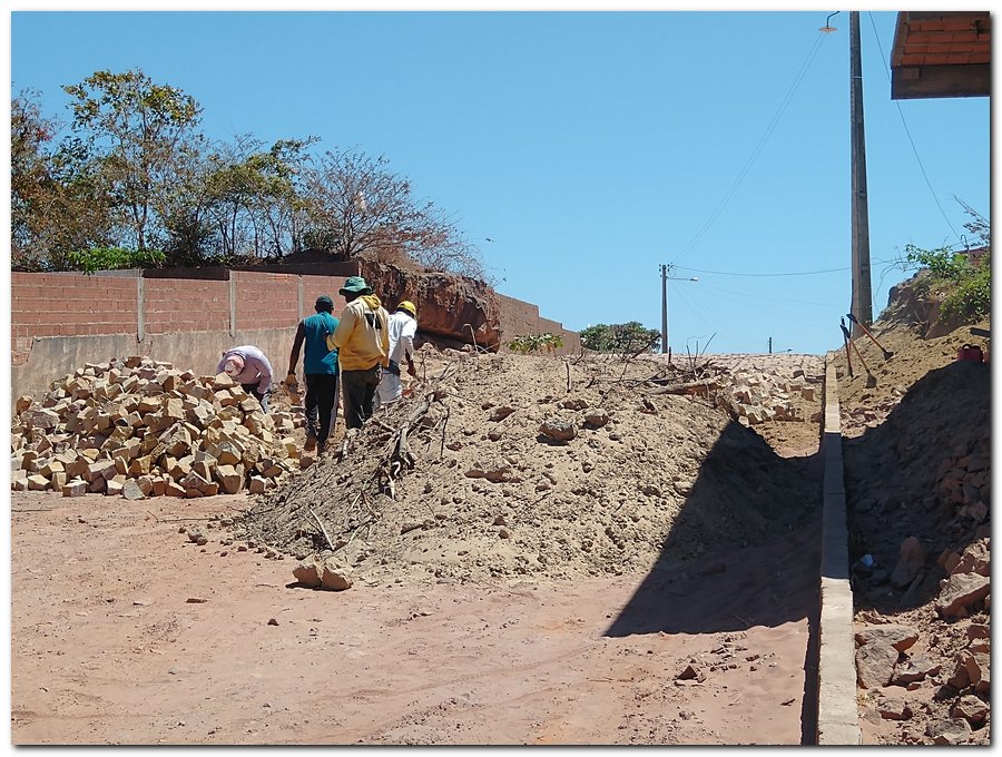 Prefeitura de Inhuma da continuidade ao calçamento da Rua Antônio de Deus - Imagem 3