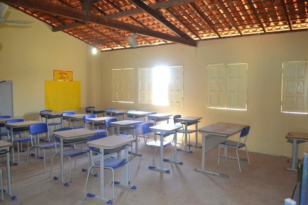 Mais uma escola reformada e aguardando pela volta dos alunos em Monsenhor Gil