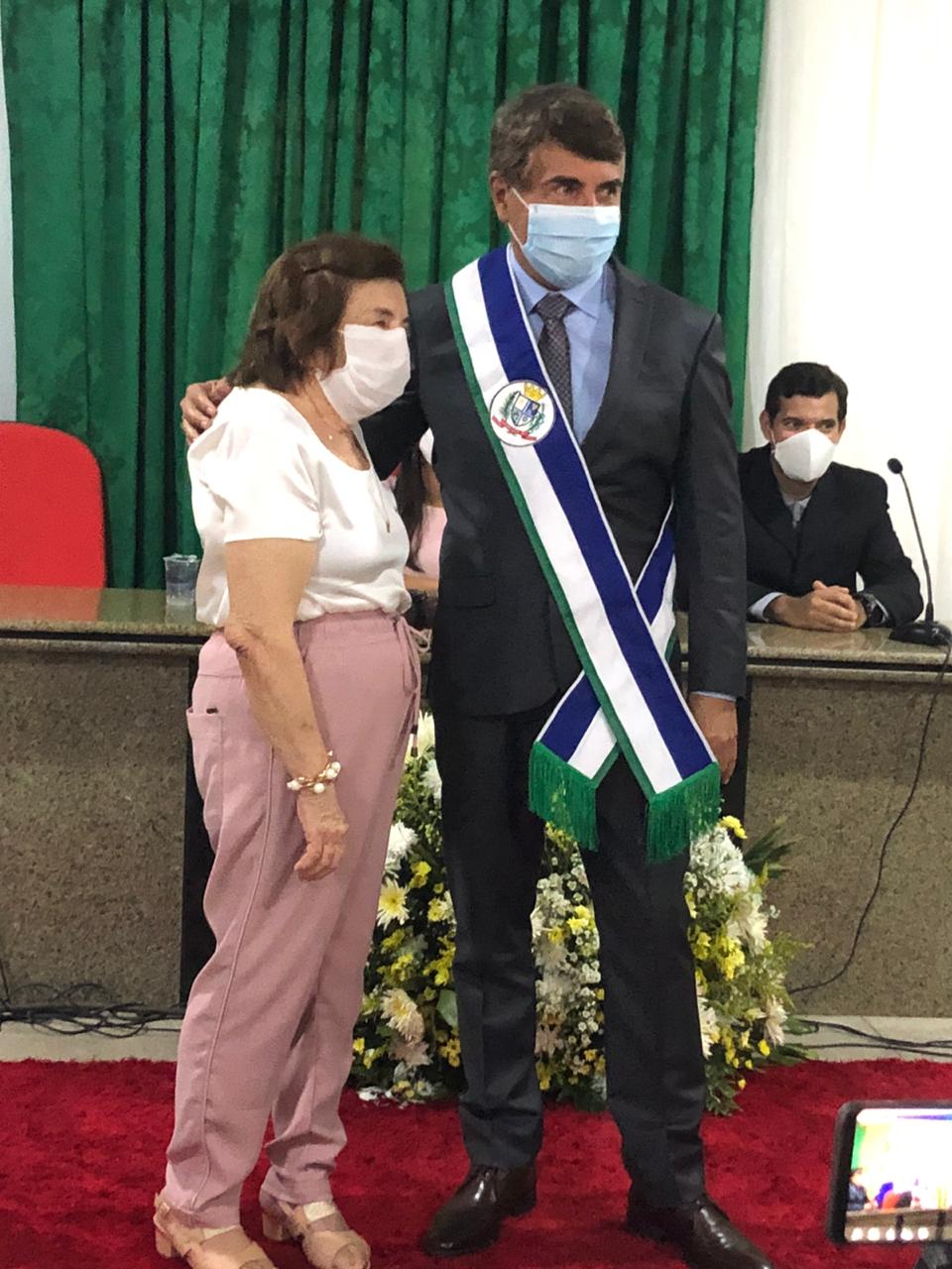 Dona Gilda Carvalho enfaixa seu filho João Luiz, reeleito prefeito de Monsenhor Gil - Imagem 4