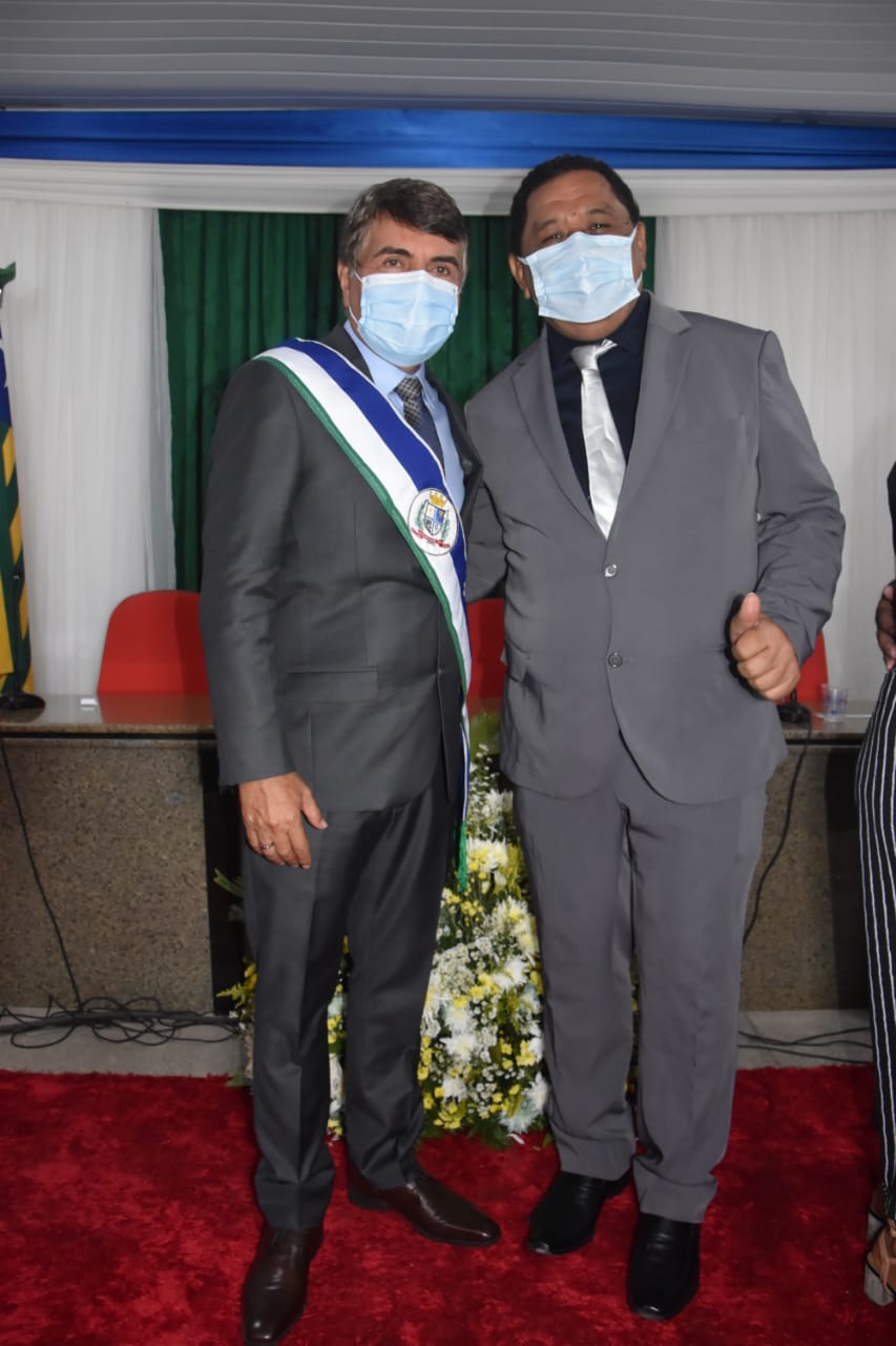 Dona Gilda Carvalho enfaixa seu filho João Luiz, reeleito prefeito de Monsenhor Gil - Imagem 24