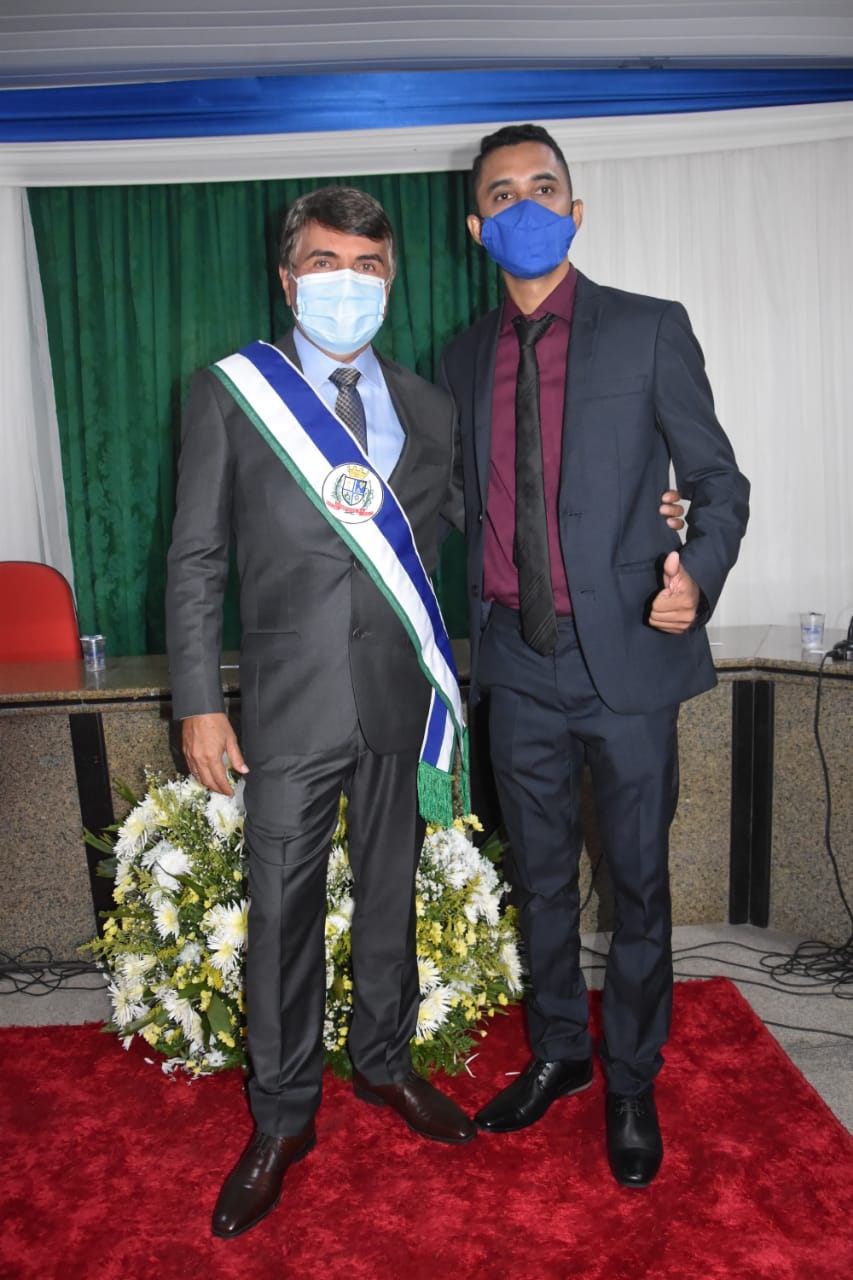 Dona Gilda Carvalho enfaixa seu filho João Luiz, reeleito prefeito de Monsenhor Gil - Imagem 25