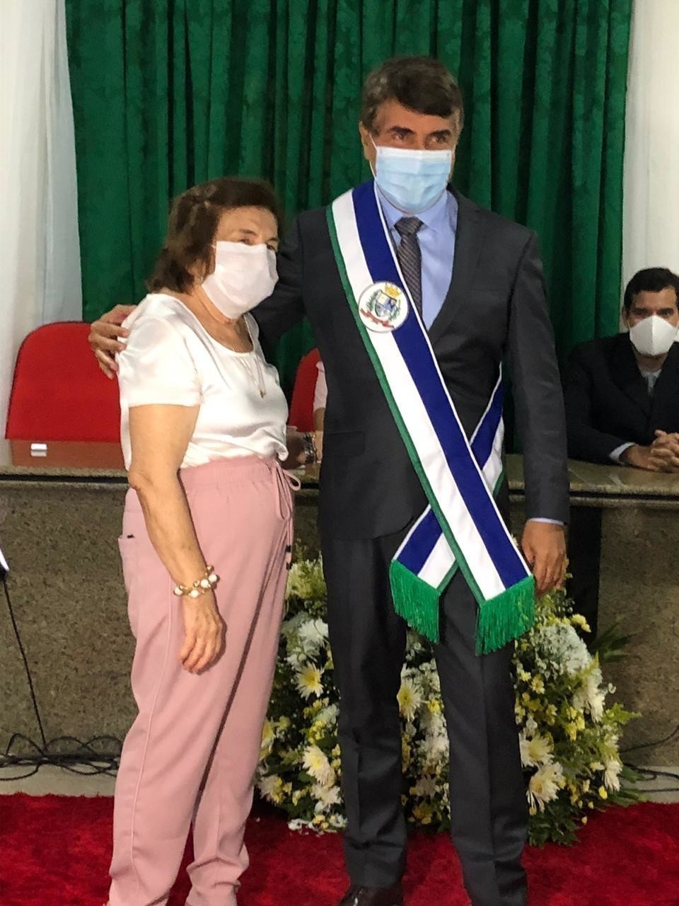 Dona Gilda Carvalho enfaixa seu filho João Luiz, reeleito prefeito de Monsenhor Gil