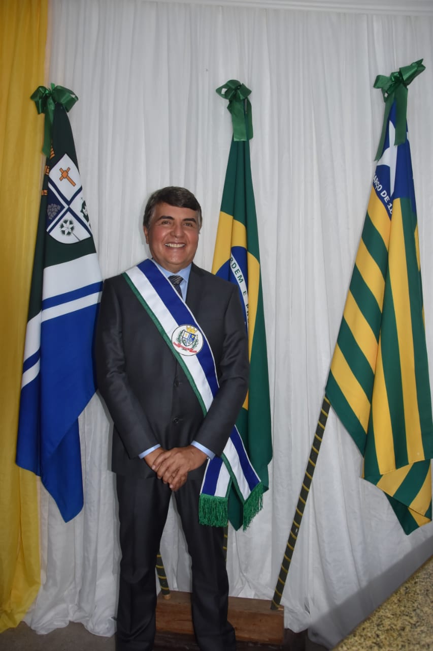 Dona Gilda Carvalho enfaixa seu filho João Luiz, reeleito prefeito de Monsenhor Gil - Imagem 34